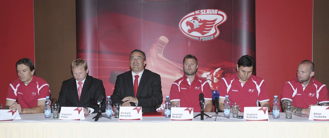 Zleva Ladislav Benýšek, Vladimír Pitter, Richard Benýšek, Jaroslav Bednář, Vladimír Růžička a Adam Svoboda na tiskové konferenci Slavie před sezonou 2013/2014