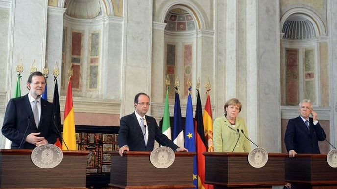 Zleva Francois Hollande, Angela Merkelová a Mario Monti