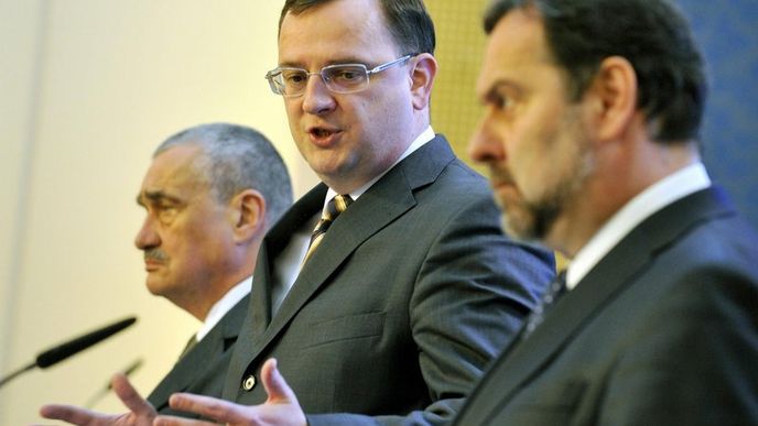 Zleva ministr zahraničí a předseda TOP 09 Karel Schwarzenberg, premiér a předseda ODS Petr Nečas a předseda Věcí veřejných Radek John.
