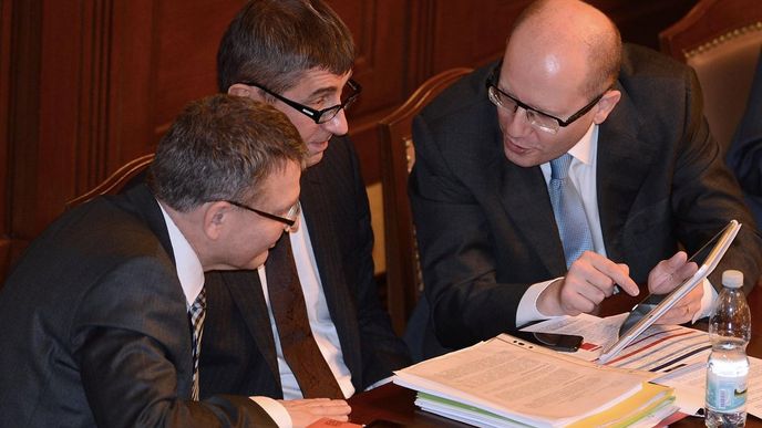 Zleva ministr zahraničí Lubomír Zaorálek, ministr financí Andrej Babiš a premiér Bohuslav Sobotka na schůzi Poslanecké sněmovny