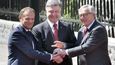 Zleva předseda Evropské rady Donald Tusk, ukrajinský prezident Petro Porošenko a šéf Evropské komise Jean-Claude Juncker na summitu v Kyjevu