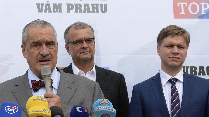 Zleva předseda TOP 09 Karel Schwarzenberg, místopředseda strany Miroslav Kalousek a pražský primátor Tomáš Hudeček.