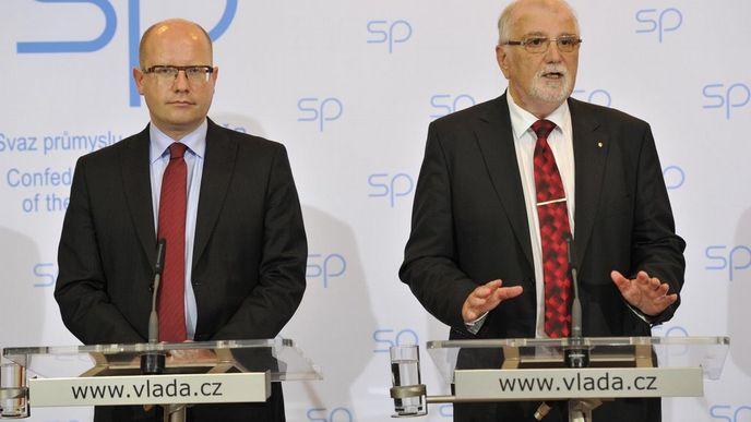 Zleva premiér Bohuslav Sobotka a prezident Svazu průmyslu a dopravy ČR Jaroslav Hanák vystoupili 14. září na briefingu na mezinárodním strojírenském veletrhu v Brně. Zleva premiér Bohuslav Sobotka a prezident Svazu průmyslu a dopravy ČR Jaroslav Hanák vystoupili 14. září na briefingu na mezinárodním strojírenském veletrhu v Brně.