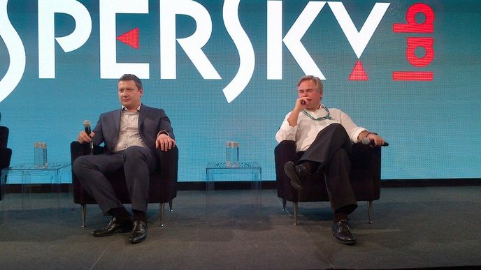 Zleva: Produktový šéf Kaspersky Lab Petr Mikulov a zakladatel firmy Eugene Kaspersky