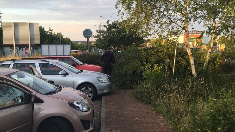 Parkovištěm na pražském Zličíně se ozvala střelba. Jeden muž byl těžce zraněn.