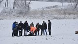 Mrtvola uprostřed pole v Praze na Zličíně: Policisté neví, jak se tam dostala