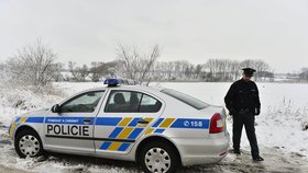 Záhada na Zličíně: Policisté objevili uprostřed pole mrtvolu muže.