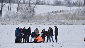 Záhada na Zličíně: Policisté objevili uprostřed pole mrtvolu muže.