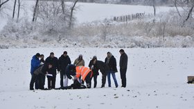 Záhada na Zličíně: Policisté objevili uprostřed pole mrtvolu muže.