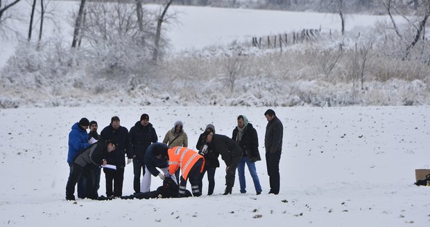 Mrtvola uprostřed pole v Praze na Zličíně: Policisté neví, jak se tam dostala