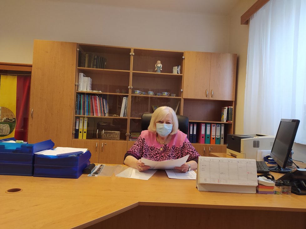 Starostka Zličína Marta Koropecká úřaduje v kanceláři v prvním patře radnice. Z ní má pěkný výhled na protější klidný park.