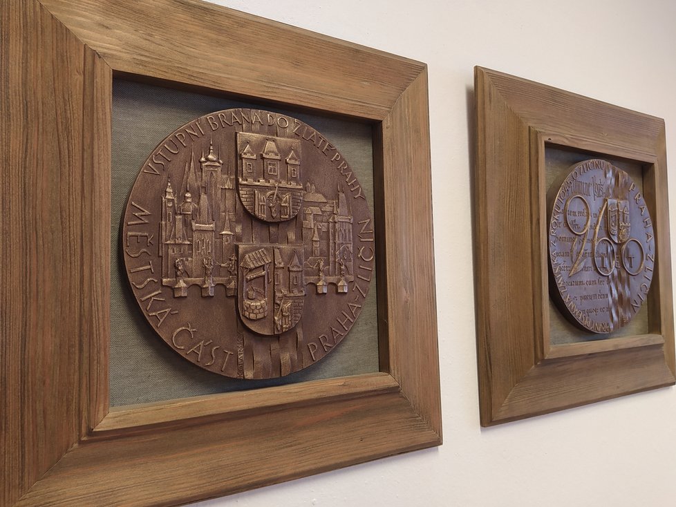 Dvě zvětšeniny pamětních mincí, které byly vydané při příležitosti 960 let od první zmínky o Zličínu.