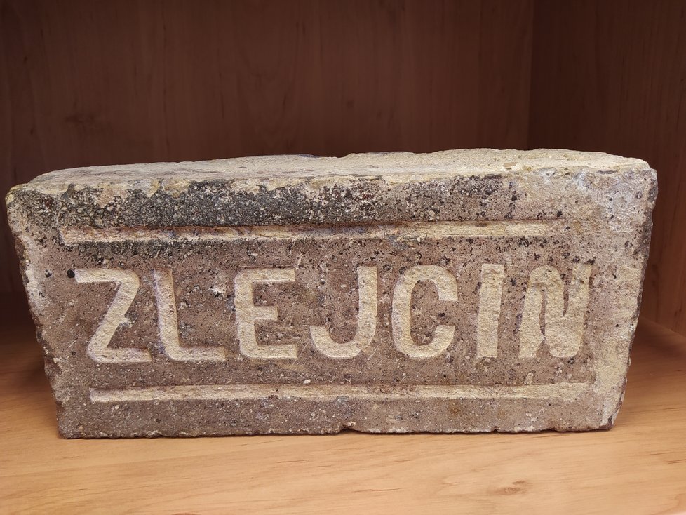 Historická rarita - starobylá cihla, na níž je vyražen původní název Zličína.