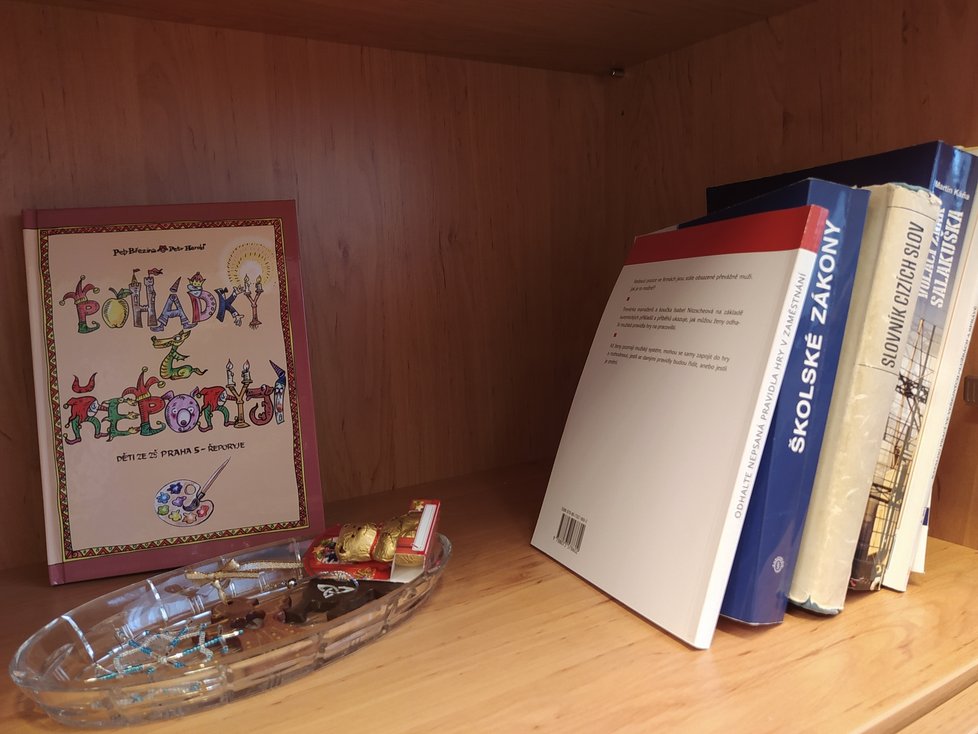 A čestné místo v knihovně zaujímá také publikace Pohádky z Řeporyjí, které Martě Koropecký daroval její starostenský kolega z Řeporyj - Pavel Novotný.