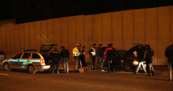 Divokou jízdu zastavil až výstřel, který zasáhl pneumatiku. Poté auto narazilo do protihlukové stěny