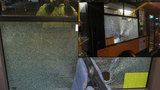 Po autobuse ve Zlíně někdo hodil velký kámen: Rozbil okno vozu! 