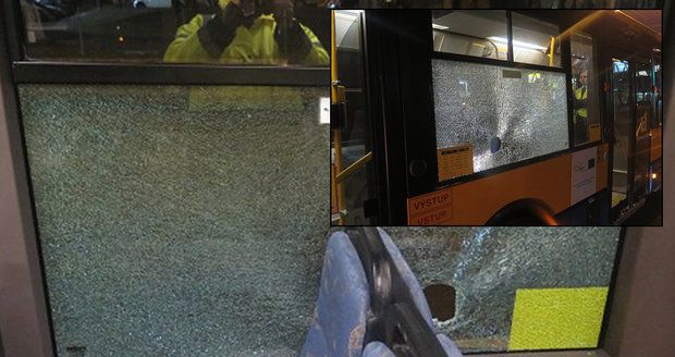 Po autobuse ve Zlíně někdo hodil velký kámen: Rozbil okno vozu! 