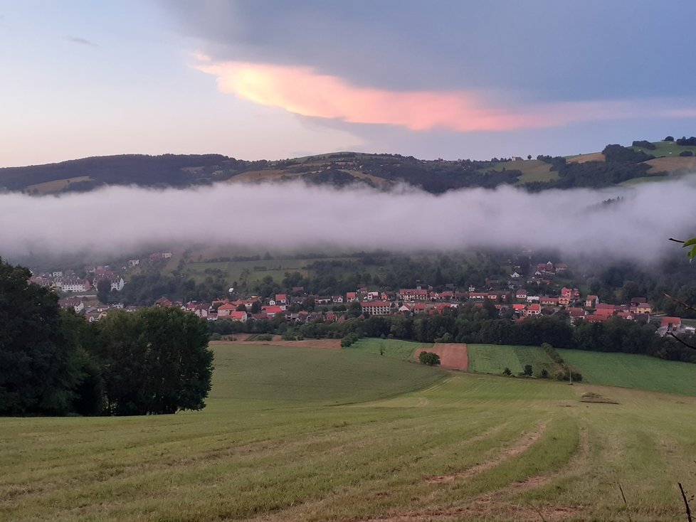 Kopanice v osm hodin ráno měla vymetenou oblohu