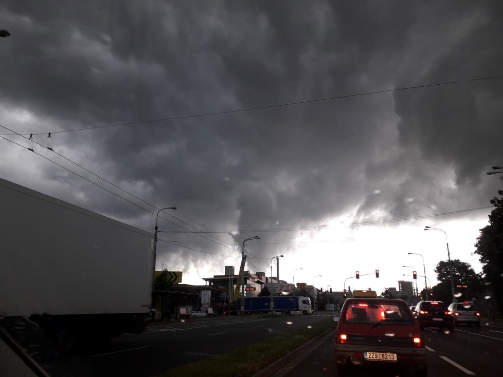 Stísněně se cítili řidiči směřující do centra Zlína. Mrak byl nad nimi a před nimi, doslova jako by padaly z nebe černé cáry