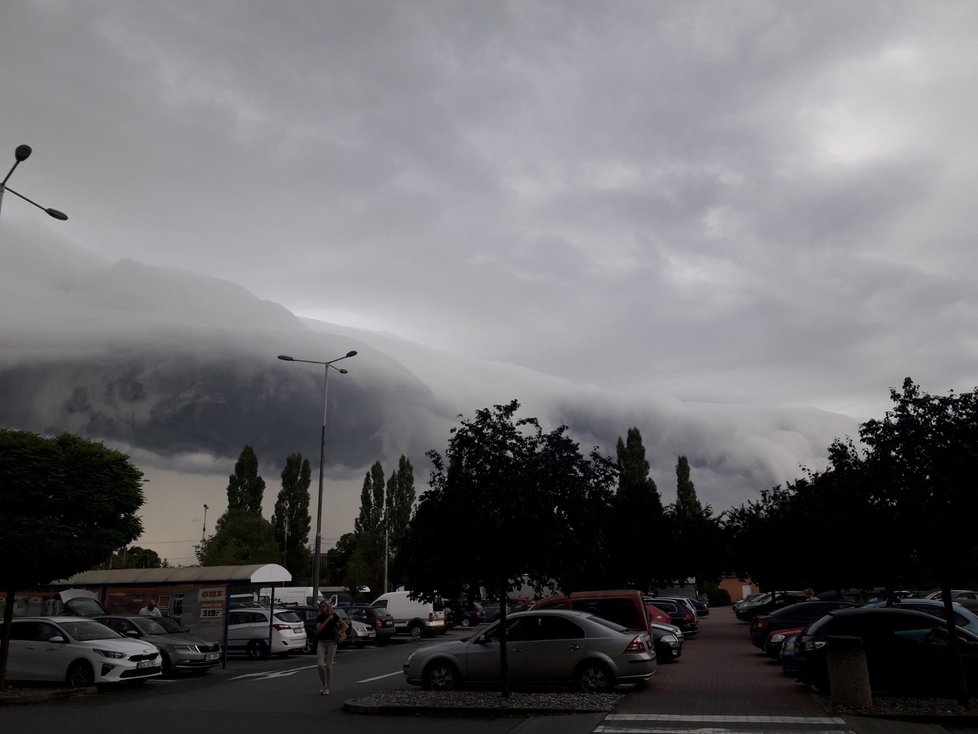 Takto se mrak šinul od Otrokovic na Zlín. U obchodního centra v Malenovicích se setmělo. Budil opravdu strach.