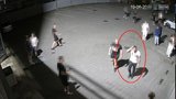 Banda mužů unesla mladíka a nechala ho v lese: Policie pátrá po muži z videa!