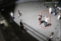 Banda mužů unesla mladíka a nechala ho v lese: Policie pátrá po muži z videa!
