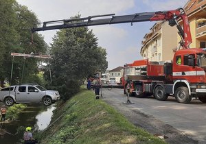 Hasiči vyprošťovali uvízlé auto ve Zlínském kraji