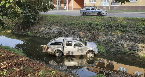 Hasiči vyprošťovali uvízlé auto ve Zlínském kraji