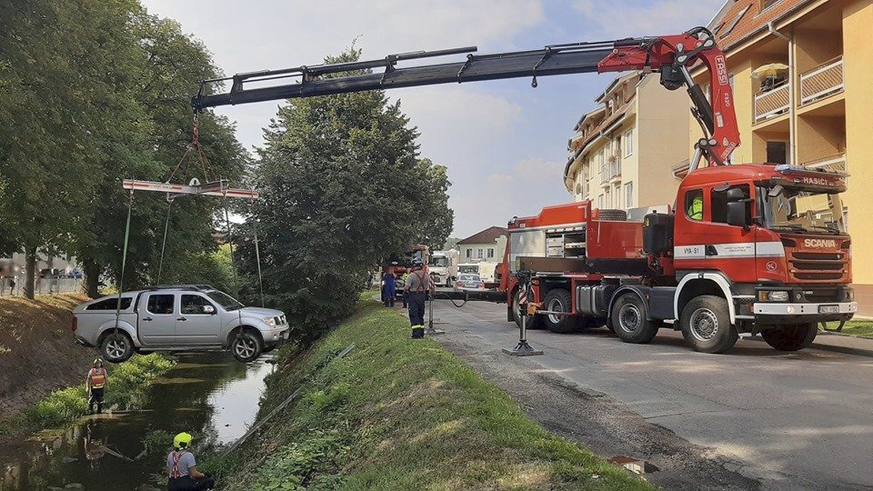 Hasiči vyprošťovali uvízlé auto ve Zlínském kraji