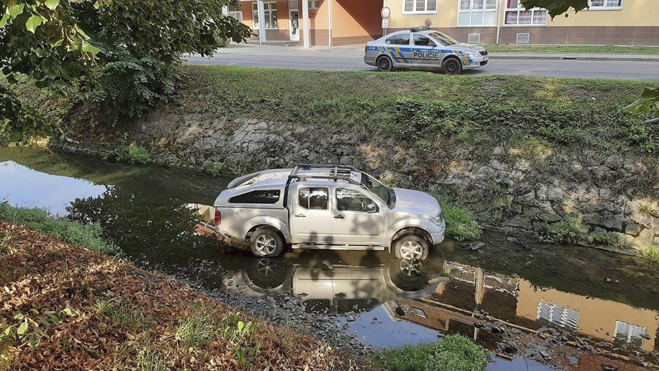 Hasiči vyprošťovali uvízlé auto ve Zlínském kraji