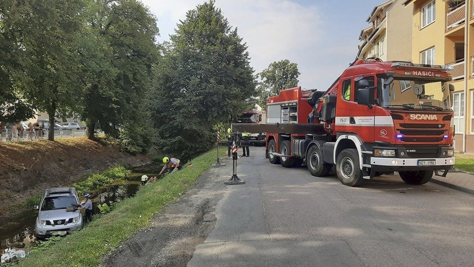 Hasiči vyprošťovali uvízlé auto ve Zlínském kraji