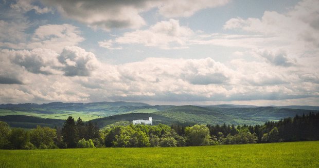 Poslední týden školního roku doprovodí spíše chladnější a deštivější počasí. O víkendu se opět oteplí a v následujících třech týdnech prázdnin se teploty udrží na průměrných, případně lehce nadprůměrných hodnotách.