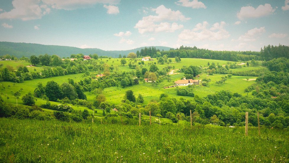 Poslední týden školního roku doprovodí spíše chladnější a deštivější počasí. O víkendu se opět oteplí a v následujících třech týdnech prázdnin se teploty udrží na průměrných, případně lehce nadprůměrných hodnotách.