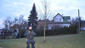 V přízemí tohoto domu se odehrála rodinná tragédie. Auto jedné z obětí stojí údajně od podzimu na tom samém místě