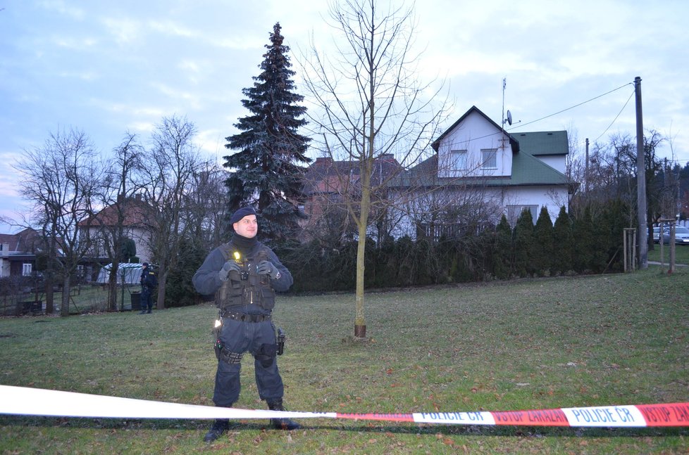 V přízemí tohoto domu se odehrála rodinná tragedie. Auto jedné z obětí stojí údajně od podzimu na tom samém místě.