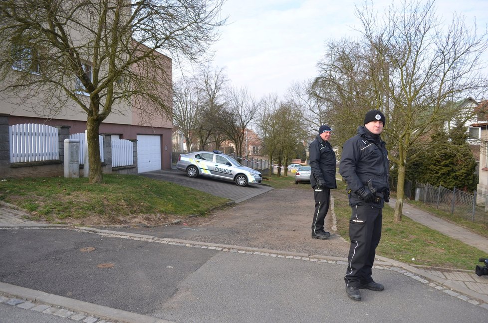 Policisté i nadále dům střeží.