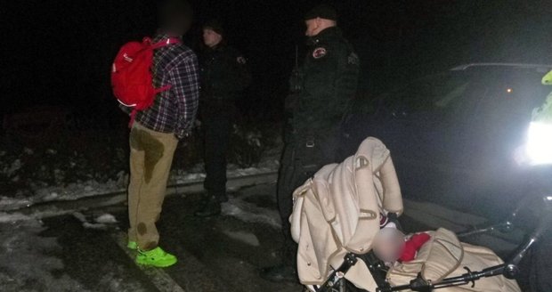 Ve Zlíně policisté zadrželi na mol opilého tatínka s roční dcerkou v kočárku.