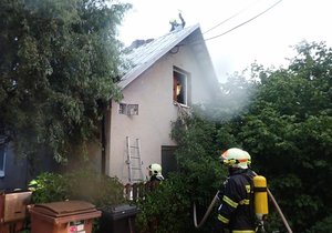 Ve Zlíně hořel dům po zásahu elektrickým výbojem. (15. 7. 2022)