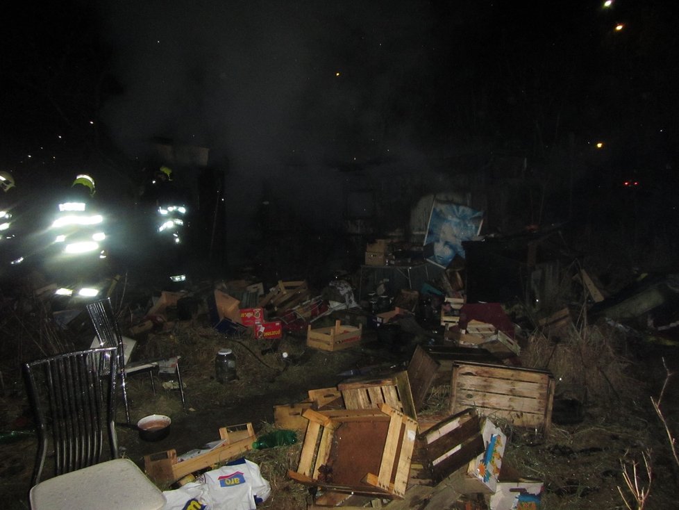 Při požáru zahradních chatek ve Zlíně byl jeden muž zraněn.