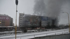 Hasiči bojují 9. ledna s velkým požárem skladové budovy v areálu bývalého Svitu ve Zlíně. Hustý dým zahalil centrum města, kvůli události jedná krizový štáb. Tři zaměstnanci, kteří se nadýchali zplodin, byli ošetřeni na místě.