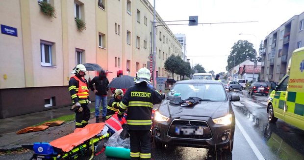 Srazil v Rožnově dvě mladé dívky a ujel! Policie pátrá po řidiči osobního auta