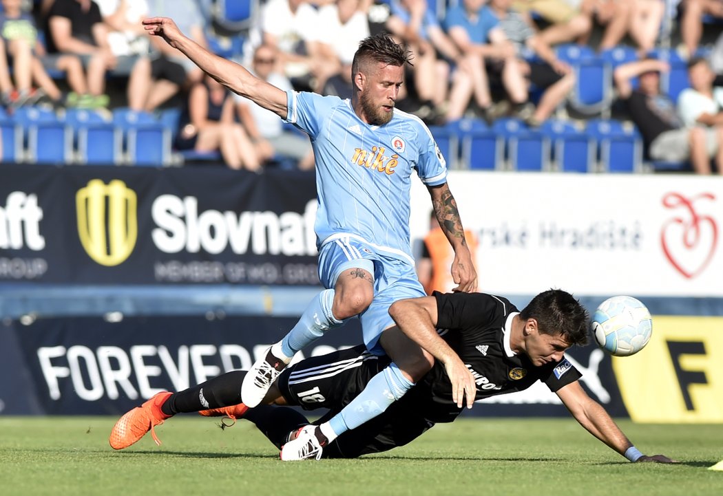 Fotbalisté Zlína porazili v Superpoháru v Uherském Hradišti Slovan Bratislava 6:5 na penalty. V normální hrací době skončil zápas 1:1.