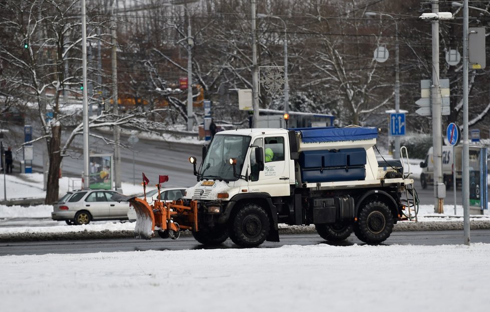 Sypač projíždí zasněženým centrem Zlína (13. 1. 2021)