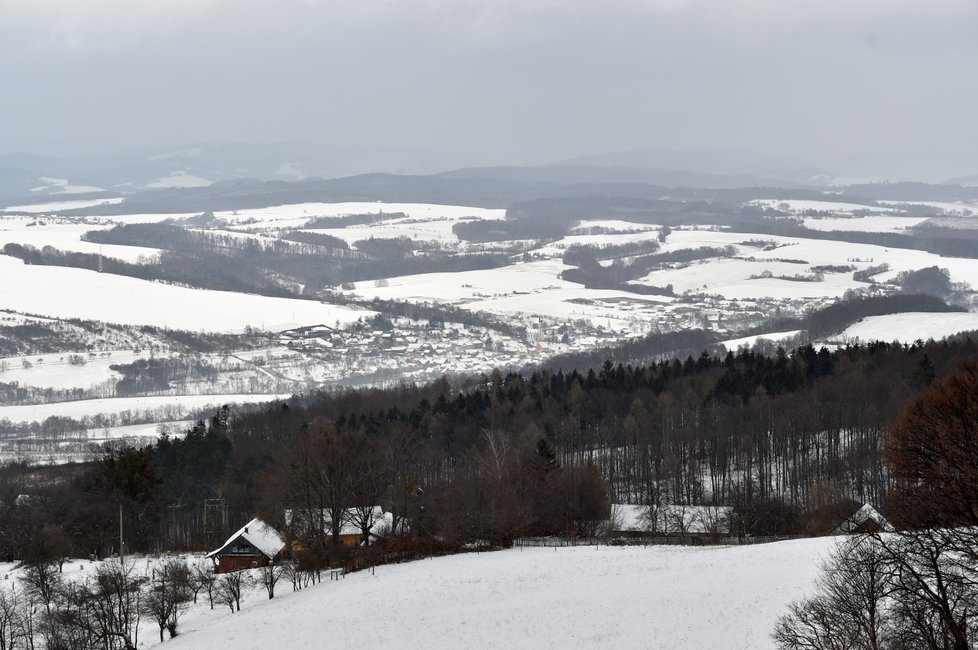 Pohled na zasněžené Zádveřice z obce Lípa na Zlínsku (13. 1. 2021)