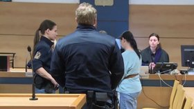 Kromě toho v domě všude nainstalovala kamery a zamezila mu v přístupu k penězům