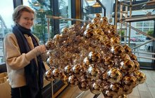 Unikátní bar ve Zlíně má 33 zlatavých oblaků: Zdobí ho 12 tisíc vánočních koulí!