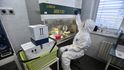 Laborantka v Krajské nemocnici Tomáše Bati ve Zlíně testuje odebraný biologický vzorek na přítomnost nového koronaviru (19.3.2020) Laborantka v Krajské nemocnici Tomáše Bati ve Zlíně testuje odebraný biologický vzorek na přítomnost nového koronaviru (19.3.2020)