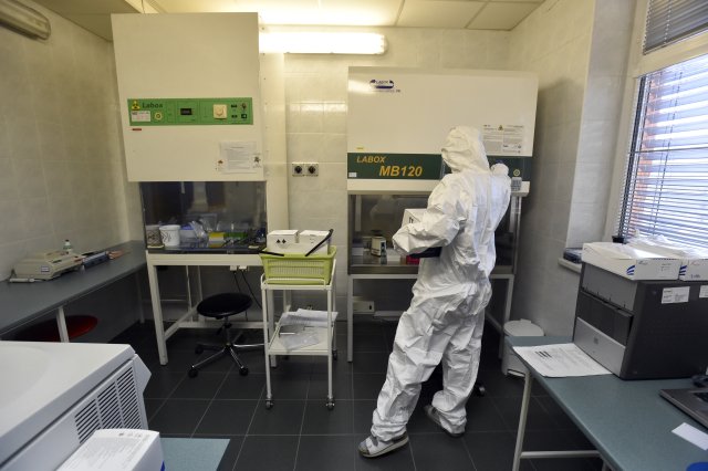 Laborantka v Krajské nemocnici Tomáše Bati ve Zlíně testuje odebraný biologický vzorek na přítomnost nového koronaviru (19. 3. 2020)