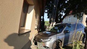 Opilý řidič naboural na Zlínsku s autem do domu, majitele pak ohrožoval sekáčkem.