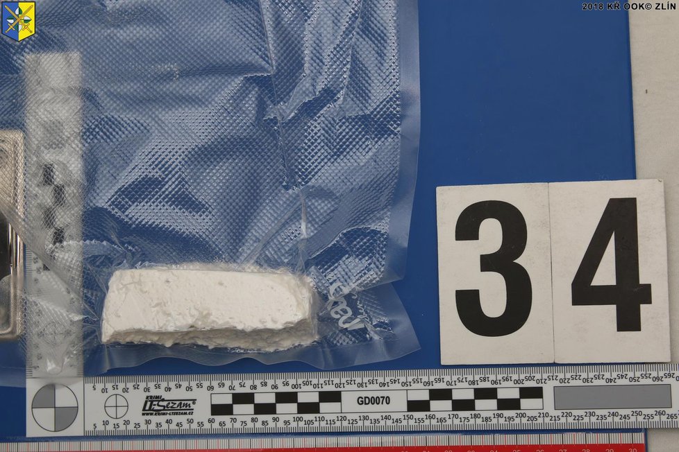 Policejní fotografie dokumentují zásah proti kokainovému gangu na Zlínsku